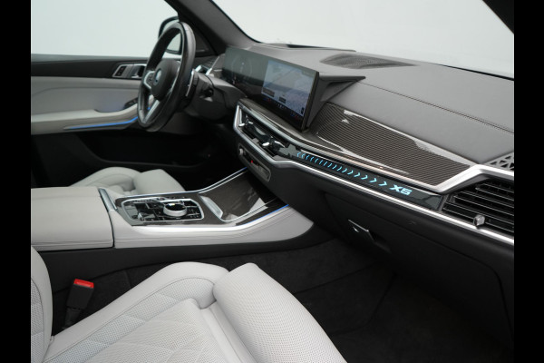 BMW X5 xDrive50e M Sport PHEV 490pk Dealer O.H. | Panodak | Luchtvering | Adaptive Cruise | Head Up | 360 Camera | Harman / Kardon | Lederen Sportstoelen Memory & Verwarmd | Sfeerverlichting | Apple Carplay | Keyless | Blis | 20"L.M | Plug