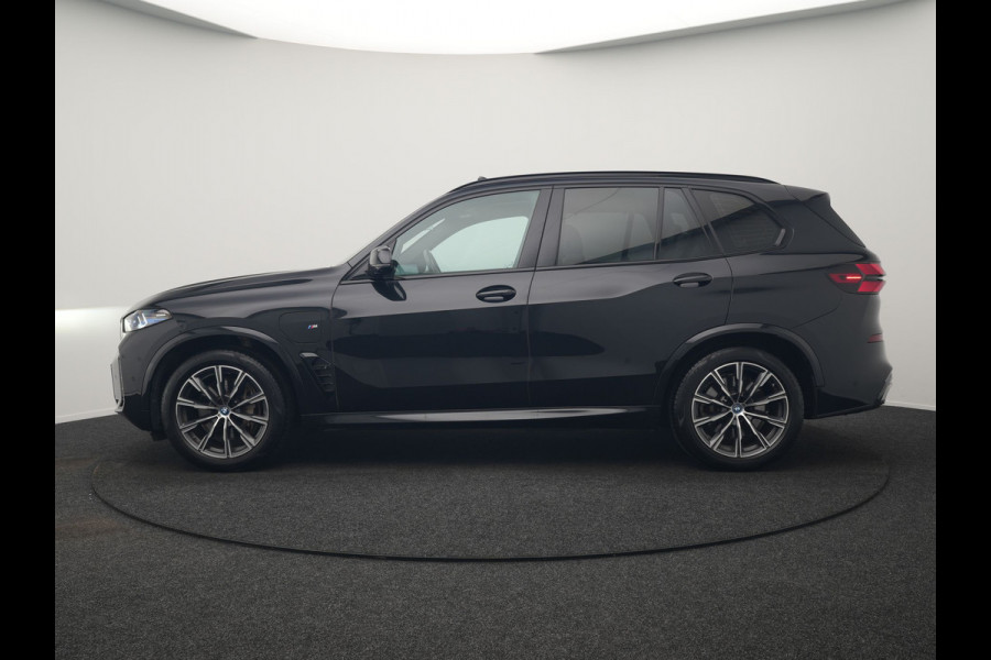 BMW X5 xDrive50e M Sport PHEV 490pk Dealer O.H. | Panodak | Luchtvering | Adaptive Cruise | Head Up | 360 Camera | Harman / Kardon | Lederen Sportstoelen Memory & Verwarmd | Sfeerverlichting | Apple Carplay | Keyless | Blis | 20"L.M | Plug