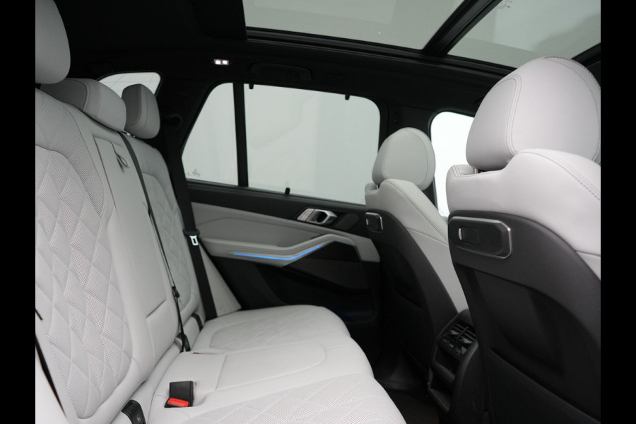 BMW X5 xDrive50e M Sport PHEV 490pk Dealer O.H. | Panodak | Luchtvering | Adaptive Cruise | Head Up | 360 Camera | Harman / Kardon | Lederen Sportstoelen Memory & Verwarmd | Sfeerverlichting | Apple Carplay | Keyless | Blis | 20"L.M | Plug