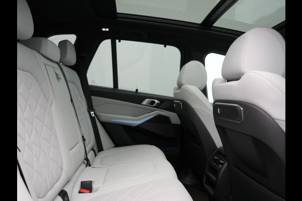 BMW X5 xDrive50e M Sport PHEV 490pk Dealer O.H. | Panodak | Luchtvering | Adaptive Cruise | Head Up | 360 Camera | Harman / Kardon | Lederen Sportstoelen Memory & Verwarmd | Sfeerverlichting | Apple Carplay | Keyless | Blis | 20"L.M | Plug