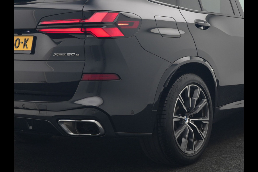 BMW X5 xDrive50e M Sport PHEV 490pk Dealer O.H. | Panodak | Luchtvering | Adaptive Cruise | Head Up | 360 Camera | Harman / Kardon | Lederen Sportstoelen Memory & Verwarmd | Sfeerverlichting | Apple Carplay | Keyless | Blis | 20"L.M | Plug