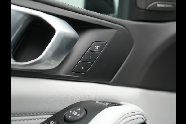 BMW X5 xDrive50e M Sport PHEV 490pk Dealer O.H. | Panodak | Luchtvering | Adaptive Cruise | Head Up | 360 Camera | Harman / Kardon | Lederen Sportstoelen Memory & Verwarmd | Sfeerverlichting | Apple Carplay | Keyless | Blis | 20"L.M | Plug