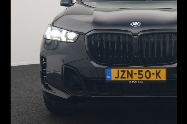 BMW X5 xDrive50e M Sport PHEV 490pk Dealer O.H. | Panodak | Luchtvering | Adaptive Cruise | Head Up | 360 Camera | Harman / Kardon | Lederen Sportstoelen Memory & Verwarmd | Sfeerverlichting | Apple Carplay | Keyless | Blis | 20"L.M | Plug