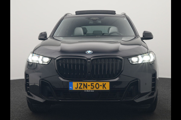 BMW X5 xDrive50e M Sport PHEV 490pk Dealer O.H. | Panodak | Luchtvering | Adaptive Cruise | Head Up | 360 Camera | Harman / Kardon | Lederen Sportstoelen Memory & Verwarmd | Sfeerverlichting | Apple Carplay | Keyless | Blis | 20"L.M | Plug