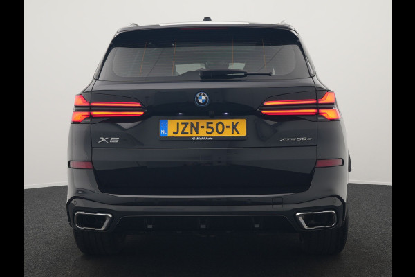 BMW X5 xDrive50e M Sport PHEV 490pk Dealer O.H. | Panodak | Luchtvering | Adaptive Cruise | Head Up | 360 Camera | Harman / Kardon | Lederen Sportstoelen Memory & Verwarmd | Sfeerverlichting | Apple Carplay | Keyless | Blis | 20"L.M | Plug