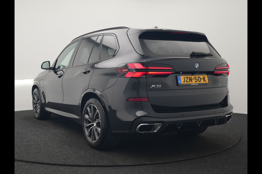 BMW X5 xDrive50e M Sport PHEV 490pk Dealer O.H. | Panodak | Luchtvering | Adaptive Cruise | Head Up | 360 Camera | Harman / Kardon | Lederen Sportstoelen Memory & Verwarmd | Sfeerverlichting | Apple Carplay | Keyless | Blis | 20"L.M | Plug