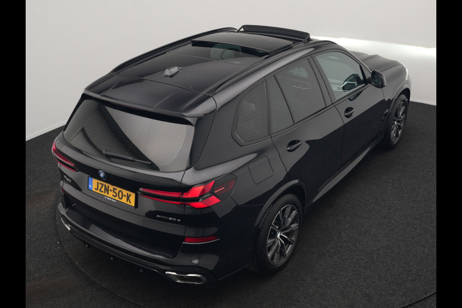 BMW X5 xDrive50e M Sport PHEV 490pk Dealer O.H. | Panodak | Luchtvering | Adaptive Cruise | Head Up | 360 Camera | Harman / Kardon | Lederen Sportstoelen Memory & Verwarmd | Sfeerverlichting | Apple Carplay | Keyless | Blis | 20"L.M | Plug