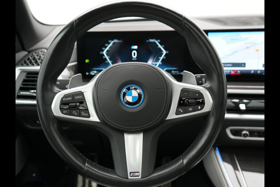 BMW X5 xDrive50e M Sport PHEV 490pk Dealer O.H. | Panodak | Luchtvering | Adaptive Cruise | Head Up | 360 Camera | Harman / Kardon | Lederen Sportstoelen Memory & Verwarmd | Sfeerverlichting | Apple Carplay | Keyless | Blis | 20"L.M | Plug