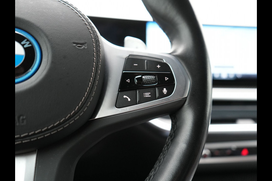BMW X5 xDrive50e M Sport PHEV 490pk Dealer O.H. | Panodak | Luchtvering | Adaptive Cruise | Head Up | 360 Camera | Harman / Kardon | Lederen Sportstoelen Memory & Verwarmd | Sfeerverlichting | Apple Carplay | Keyless | Blis | 20"L.M | Plug