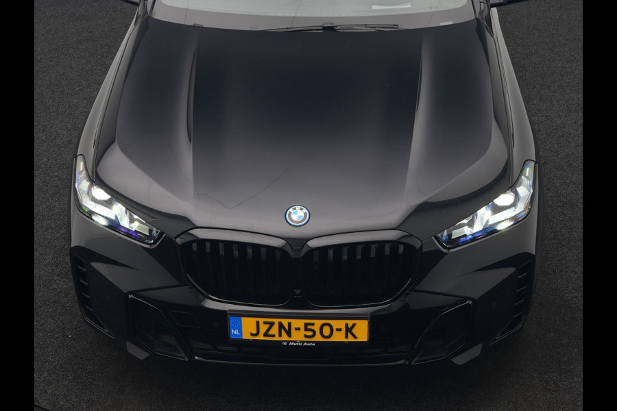 BMW X5 xDrive50e M Sport PHEV 490pk Dealer O.H. | Panodak | Luchtvering | Adaptive Cruise | Head Up | 360 Camera | Harman / Kardon | Lederen Sportstoelen Memory & Verwarmd | Sfeerverlichting | Apple Carplay | Keyless | Blis | 20"L.M | Plug
