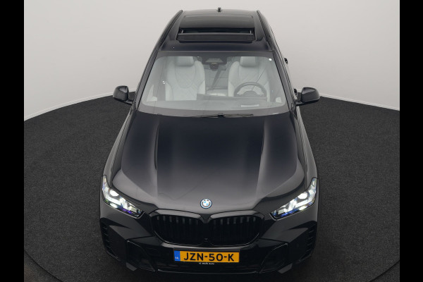 BMW X5 xDrive50e M Sport PHEV 490pk Dealer O.H. | Panodak | Luchtvering | Adaptive Cruise | Head Up | 360 Camera | Harman / Kardon | Lederen Sportstoelen Memory & Verwarmd | Sfeerverlichting | Apple Carplay | Keyless | Blis | 20"L.M | Plug