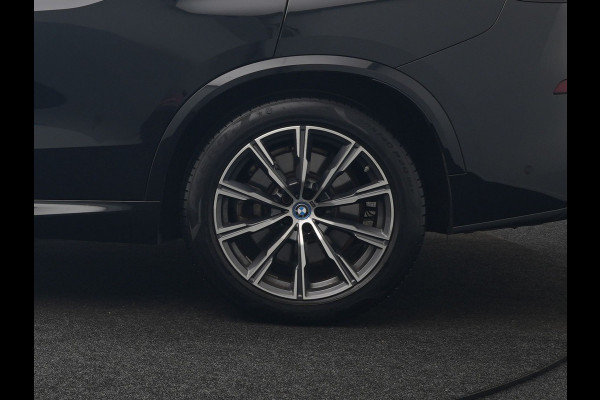 BMW X5 xDrive50e M Sport PHEV 490pk Dealer O.H. | Panodak | Luchtvering | Adaptive Cruise | Head Up | 360 Camera | Harman / Kardon | Lederen Sportstoelen Memory & Verwarmd | Sfeerverlichting | Apple Carplay | Keyless | Blis | 20"L.M | Plug