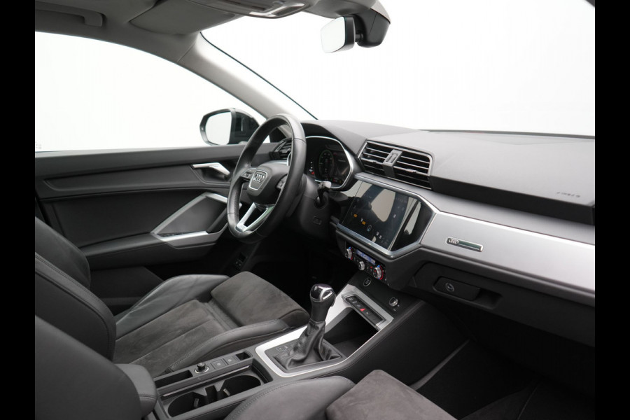 Audi Q3 45 TFSI e PHEV 245pk Dealer O.H. | Trekhaak Af Fabriek | Panodak | Camera | Alcantara Sportstoelen Verwarmd | Apple Carplay | Keyless | Blis | LED Koplampen | Virtual | Navigatie | DAB | Plug In Hybrid |