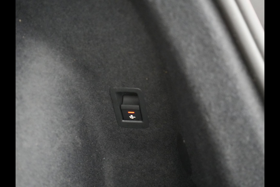 Audi Q3 45 TFSI e PHEV 245pk Dealer O.H. | Trekhaak Af Fabriek | Panodak | Camera | Alcantara Sportstoelen Verwarmd | Apple Carplay | Keyless | Blis | LED Koplampen | Virtual | Navigatie | DAB | Plug In Hybrid |