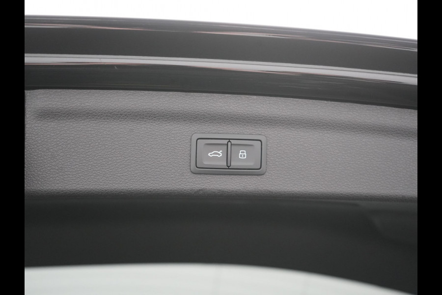 Audi Q3 45 TFSI e PHEV 245pk Dealer O.H. | Trekhaak Af Fabriek | Panodak | Camera | Alcantara Sportstoelen Verwarmd | Apple Carplay | Keyless | Blis | LED Koplampen | Virtual | Navigatie | DAB | Plug In Hybrid |