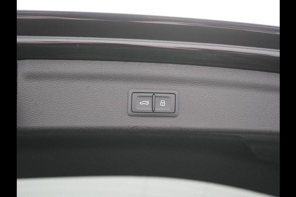 Audi Q3 45 TFSI e PHEV 245pk Dealer O.H. | Trekhaak Af Fabriek | Panodak | Camera | Alcantara Sportstoelen Verwarmd | Apple Carplay | Keyless | Blis | LED Koplampen | Virtual | Navigatie | DAB | Plug In Hybrid |