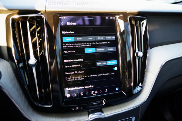 Volvo XC60 2.0 T8 Plug-in Hybrid 456 PK AWD Ultimate Bright, Long Range, Panoramadak, Wol Interieur, Trekhaak, 360 Camera