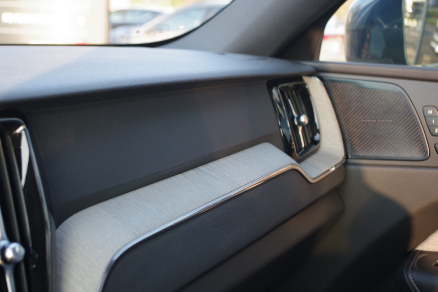 Volvo XC60 2.0 T8 Plug-in Hybrid 456 PK AWD Ultimate Bright, Long Range, Panoramadak, Wol Interieur, Trekhaak, 360 Camera