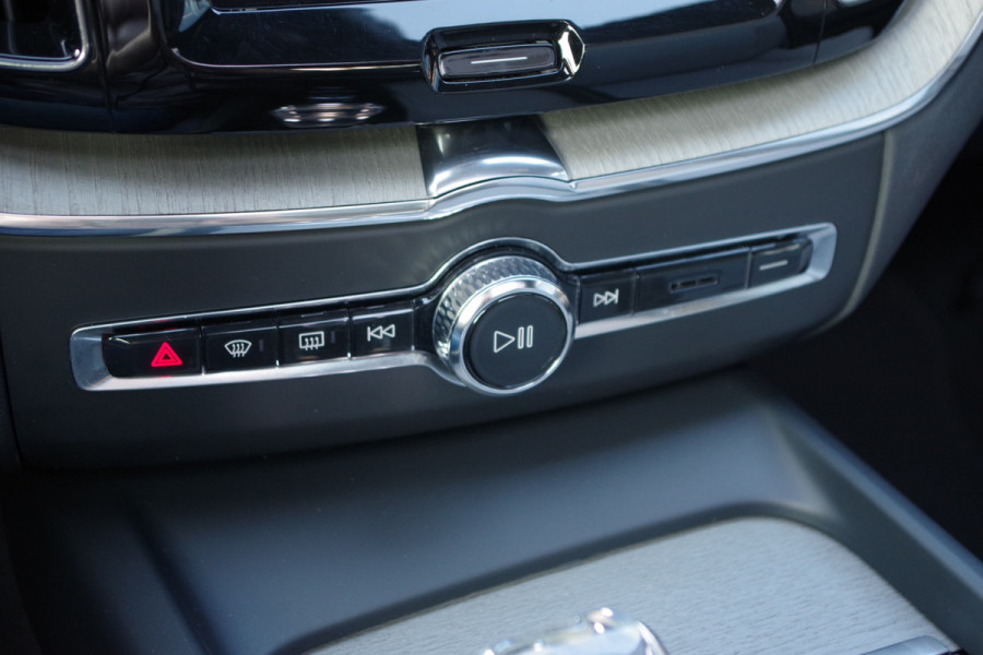 Volvo XC60 2.0 T8 Plug-in Hybrid 456 PK AWD Ultimate Bright, Long Range, Panoramadak, Wol Interieur, Trekhaak, 360 Camera