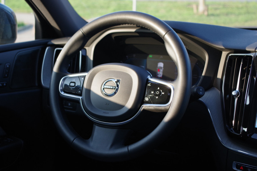 Volvo XC60 2.0 T8 Plug-in Hybrid 456 PK AWD Ultimate Bright, Long Range, Panoramadak, Wol Interieur, Trekhaak, 360 Camera