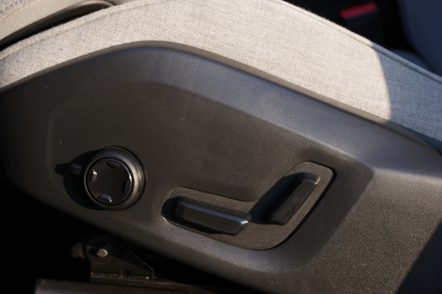 Volvo XC60 2.0 T8 Plug-in Hybrid 456 PK AWD Ultimate Bright, Long Range, Panoramadak, Wol Interieur, Trekhaak, 360 Camera