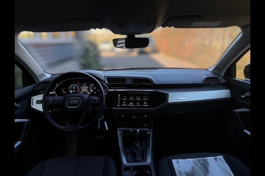 Audi Q3 45 TFSI e edition PHEV / CRUISE CONTROL / CARPLAY / CAMERA / GETINTE RAMEN / BTW / 4-SEIZOENENBANDEN / ECC