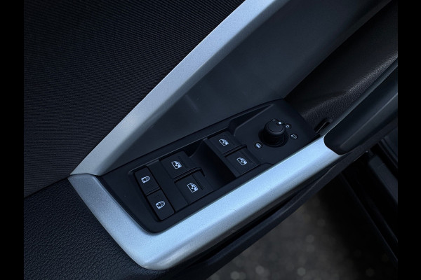 Audi Q3 45 TFSI e edition PHEV / CRUISE CONTROL / CARPLAY / CAMERA / GETINTE RAMEN / BTW / 4-SEIZOENENBANDEN / ECC