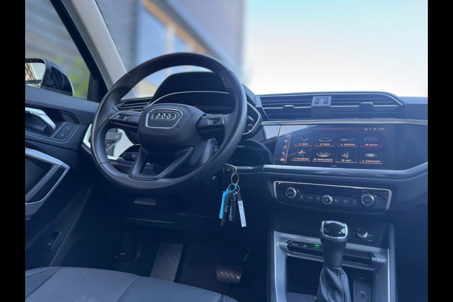 Audi Q3 45 TFSI e edition PHEV / CRUISE CONTROL / CARPLAY / CAMERA / GETINTE RAMEN / BTW / 4-SEIZOENENBANDEN / ECC