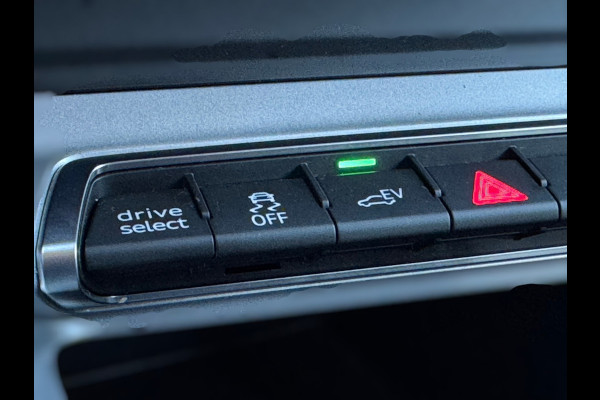 Audi Q3 45 TFSI e edition PHEV / CRUISE CONTROL / CARPLAY / CAMERA / GETINTE RAMEN / BTW / 4-SEIZOENENBANDEN / ECC