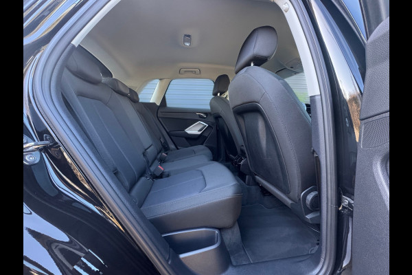 Audi Q3 45 TFSI e edition PHEV / CRUISE CONTROL / CARPLAY / CAMERA / GETINTE RAMEN / BTW / 4-SEIZOENENBANDEN / ECC