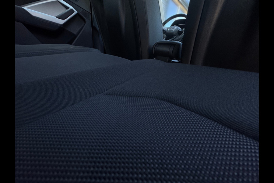 Audi Q3 45 TFSI e edition PHEV / CRUISE CONTROL / CARPLAY / CAMERA / GETINTE RAMEN / BTW / 4-SEIZOENENBANDEN / ECC