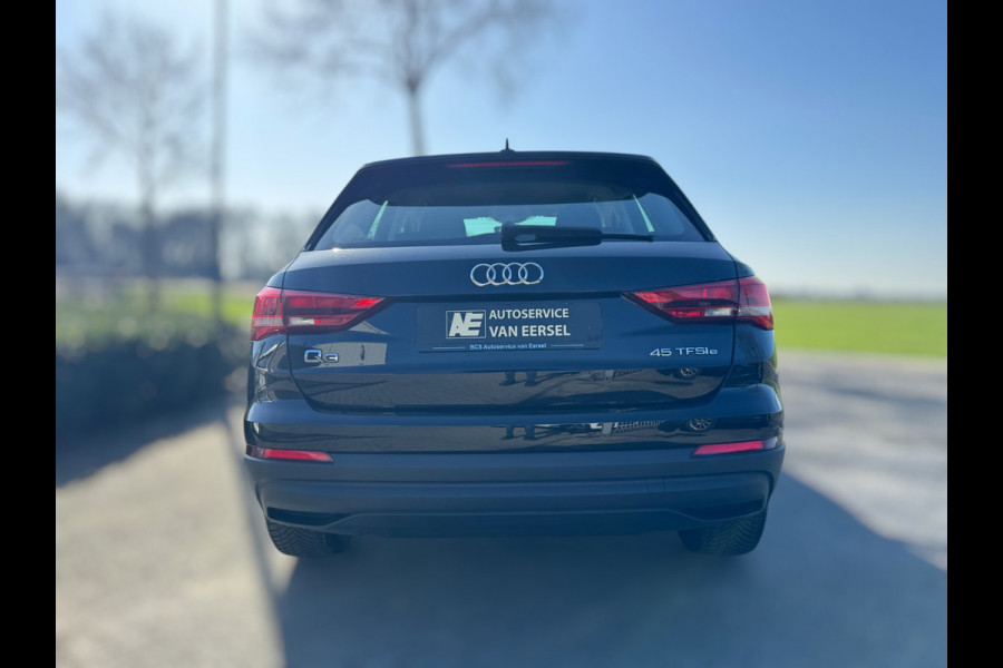 Audi Q3 45 TFSI e edition PHEV / CRUISE CONTROL / CARPLAY / CAMERA / GETINTE RAMEN / BTW / 4-SEIZOENENBANDEN / ECC