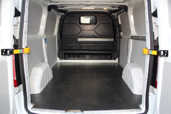 Ford Transit Custom 300 2.0 TDCI L1H1 Trend / AUTOMAAT ! Erg nette Ford Transit Custom automaat ! Airco, stoel- en voorraamverwarming, cruise control, parkeersensoren v+a, bijrijdersbank, beklede laadruimte etc.