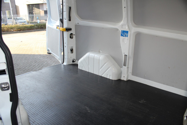 Ford Transit Custom 300 2.0 TDCI L1H1 Trend / AUTOMAAT ! Erg nette Ford Transit Custom automaat ! Airco, stoel- en voorraamverwarming, cruise control, parkeersensoren v+a, bijrijdersbank, beklede laadruimte etc.