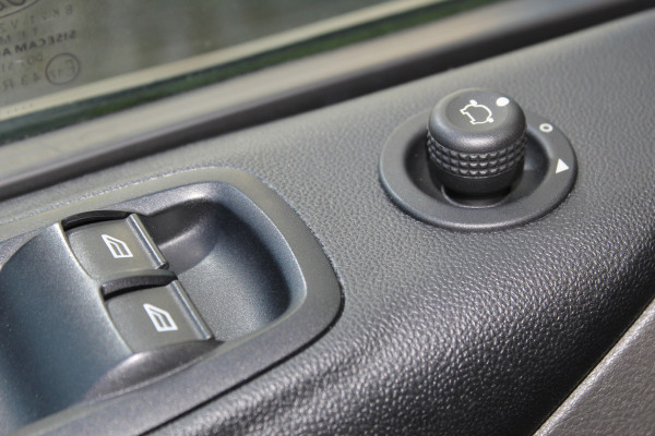 Ford Transit Custom 300 2.0 TDCI L1H1 Trend / AUTOMAAT ! Erg nette Ford Transit Custom automaat ! Airco, stoel- en voorraamverwarming, cruise control, parkeersensoren v+a, bijrijdersbank, beklede laadruimte etc.