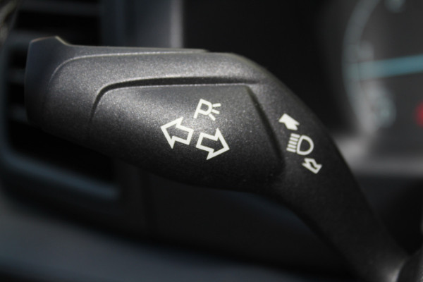 Ford Transit Custom 300 2.0 TDCI L1H1 Trend / AUTOMAAT ! Erg nette Ford Transit Custom automaat ! Airco, stoel- en voorraamverwarming, cruise control, parkeersensoren v+a, bijrijdersbank, beklede laadruimte etc.