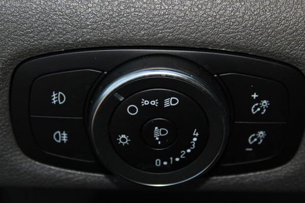 Ford Transit Custom 300 2.0 TDCI L1H1 Trend / AUTOMAAT ! Erg nette Ford Transit Custom automaat ! Airco, stoel- en voorraamverwarming, cruise control, parkeersensoren v+a, bijrijdersbank, beklede laadruimte etc.