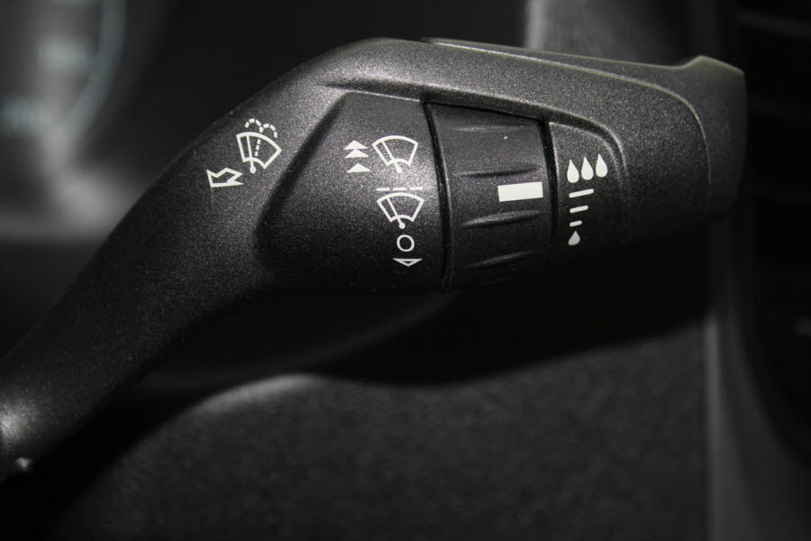 Ford Transit Custom 300 2.0 TDCI L1H1 Trend / AUTOMAAT ! Erg nette Ford Transit Custom automaat ! Airco, stoel- en voorraamverwarming, cruise control, parkeersensoren v+a, bijrijdersbank, beklede laadruimte etc.