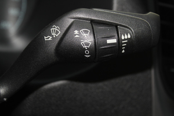 Ford Transit Custom 300 2.0 TDCI L1H1 Trend / AUTOMAAT ! Erg nette Ford Transit Custom automaat ! Airco, stoel- en voorraamverwarming, cruise control, parkeersensoren v+a, bijrijdersbank, beklede laadruimte etc.