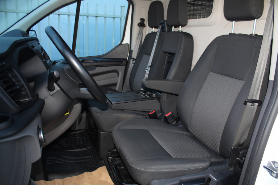 Ford Transit Custom 300 2.0 TDCI L1H1 Trend / AUTOMAAT ! Erg nette Ford Transit Custom automaat ! Airco, stoel- en voorraamverwarming, cruise control, parkeersensoren v+a, bijrijdersbank, beklede laadruimte etc.