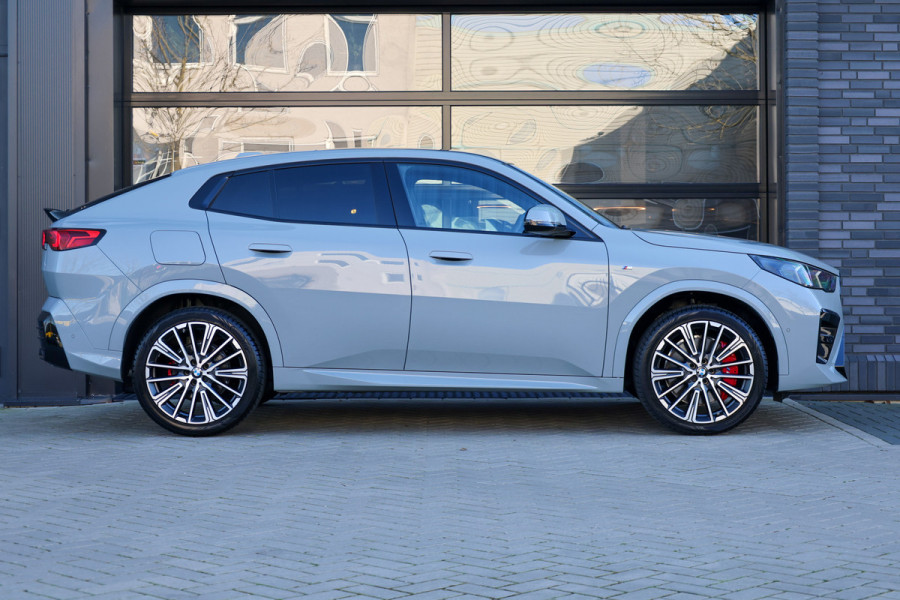 BMW X2 sDrive20i M-Sport | NIEUWSTAAT! | BTW | PANO | HUD | ELEK TREKHAAK | CAMERA ACHTER | SHADOW LINE |