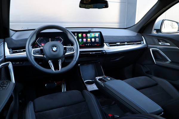 BMW X2 sDrive20i M-Sport | NIEUWSTAAT! | BTW | PANO | HUD | ELEK TREKHAAK | CAMERA ACHTER | SHADOW LINE |