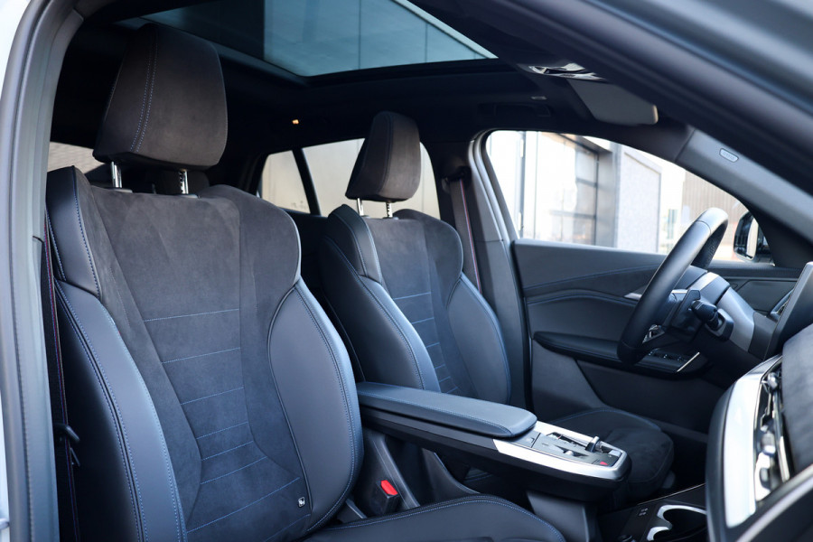 BMW X2 sDrive20i M-Sport | NIEUWSTAAT! | BTW | PANO | HUD | ELEK TREKHAAK | CAMERA ACHTER | SHADOW LINE |