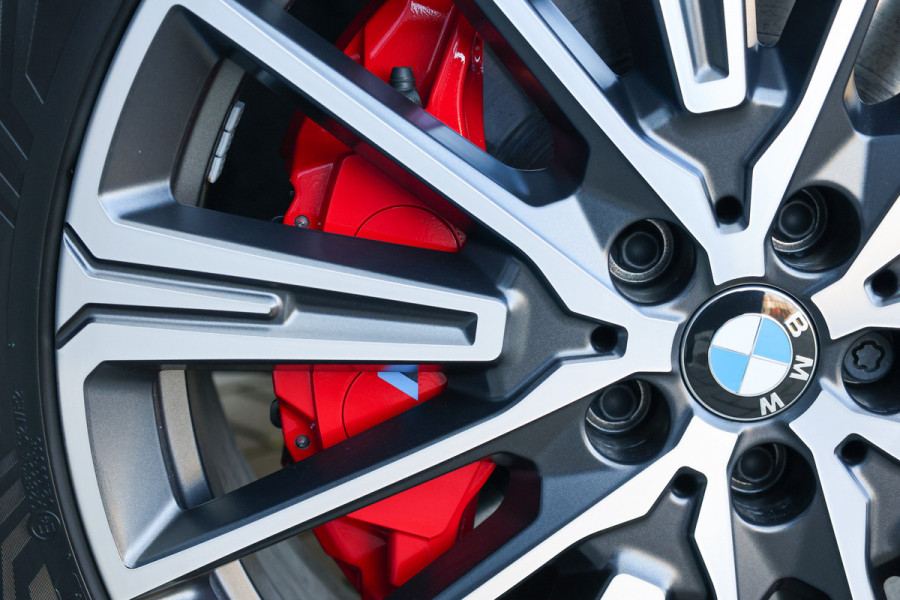 BMW X2 sDrive20i M-Sport | NIEUWSTAAT! | BTW | PANO | HUD | ELEK TREKHAAK | CAMERA ACHTER | SHADOW LINE |