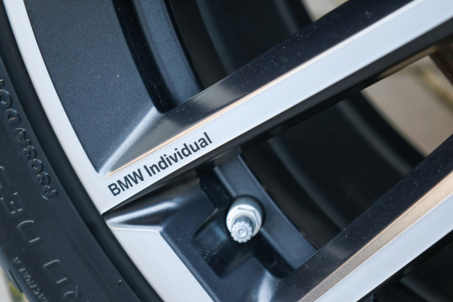 BMW X2 sDrive20i M-Sport | NIEUWSTAAT! | BTW | PANO | HUD | ELEK TREKHAAK | CAMERA ACHTER | SHADOW LINE |