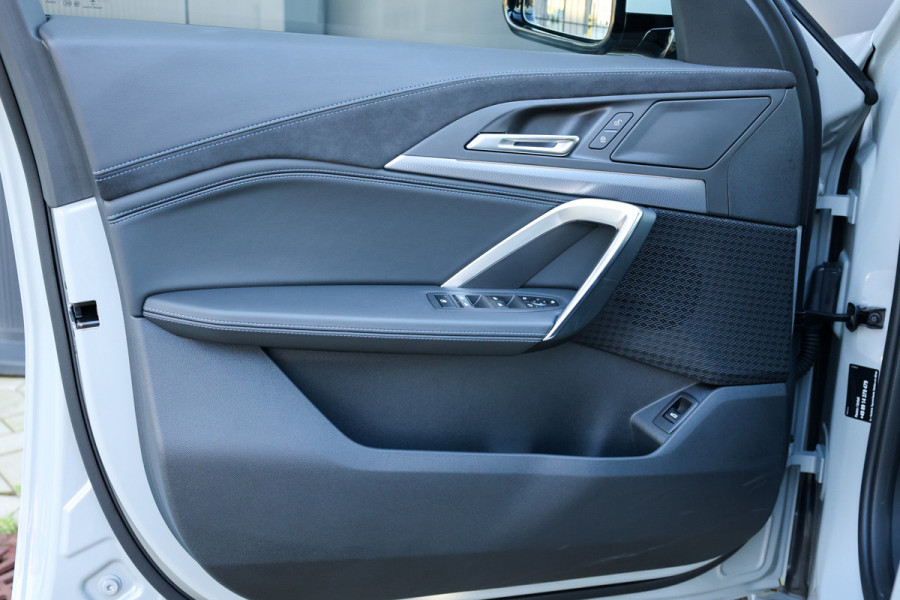 BMW X2 sDrive20i M-Sport | NIEUWSTAAT! | BTW | PANO | HUD | ELEK TREKHAAK | CAMERA ACHTER | SHADOW LINE |