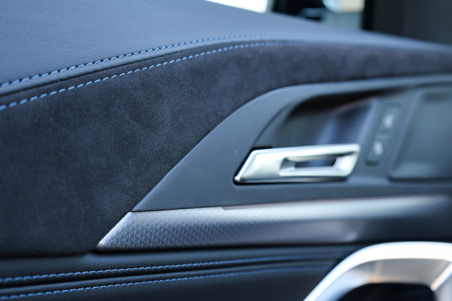 BMW X2 sDrive20i M-Sport | NIEUWSTAAT! | BTW | PANO | HUD | ELEK TREKHAAK | CAMERA ACHTER | SHADOW LINE |