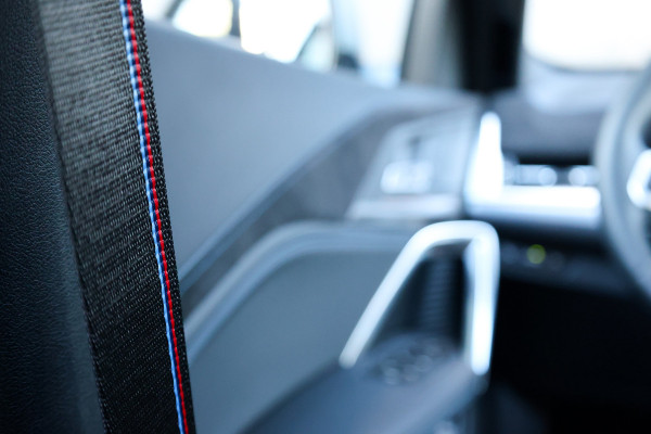 BMW X2 sDrive20i M-Sport | NIEUWSTAAT! | BTW | PANO | HUD | ELEK TREKHAAK | CAMERA ACHTER | SHADOW LINE |