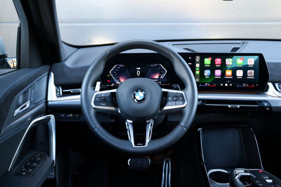 BMW X2 sDrive20i M-Sport | NIEUWSTAAT! | BTW | PANO | HUD | ELEK TREKHAAK | CAMERA ACHTER | SHADOW LINE |