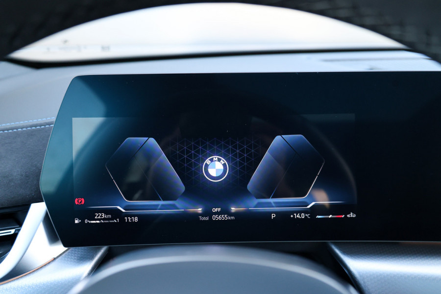 BMW X2 sDrive20i M-Sport | NIEUWSTAAT! | BTW | PANO | HUD | ELEK TREKHAAK | CAMERA ACHTER | SHADOW LINE |